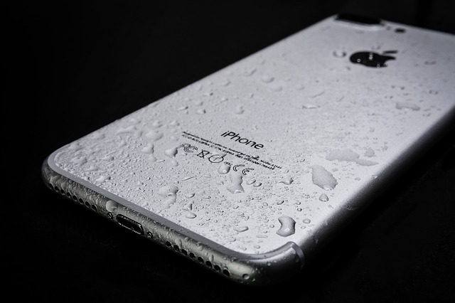 mokrý iphone