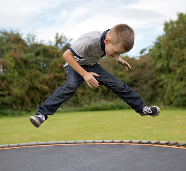 chlapec skákající na trampolíně